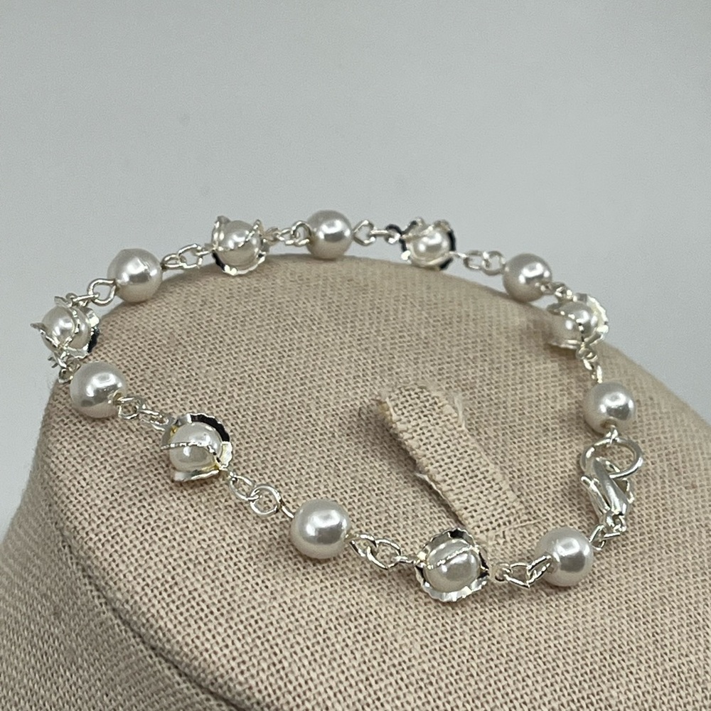 Vintage Silver Tone Pearl Bead Bracelet – 8" Length, Elegant Shine - Picture 5 of 13